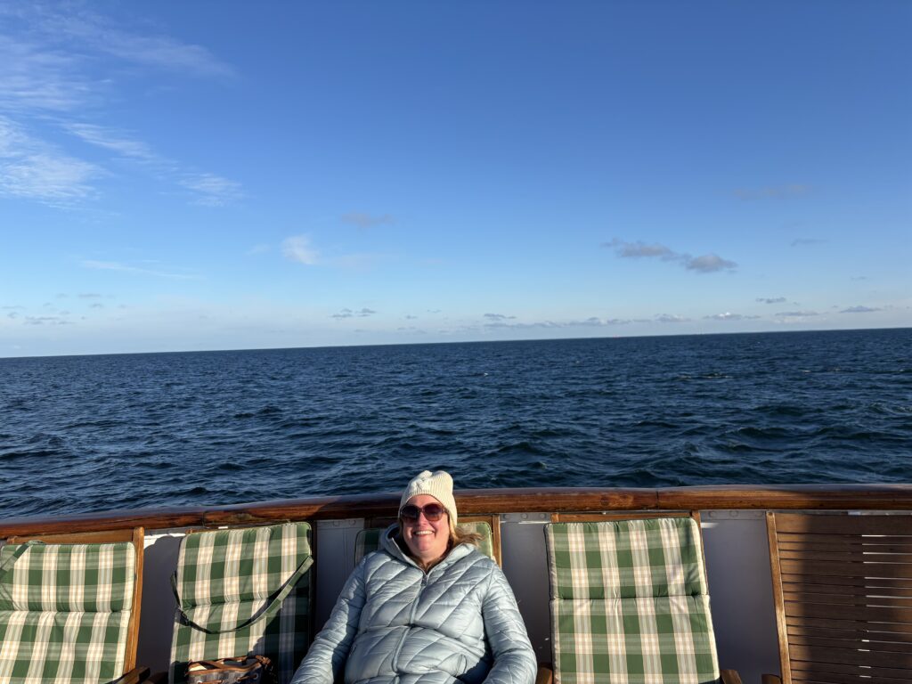 Frachtschiffreisen Pfeiffer - Team - Nina Pfeiffer auf dem Sonnendeck der MS NORSTJERNEN Frachtschiffreisen Pfeiffer - Team - Nina Pfeiffer auf dem Sonnendeck der MS NORSTJERNEN